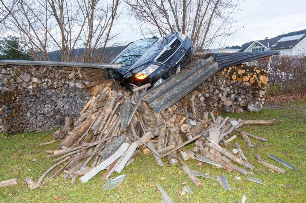 Vorarlberg: Pkw landet in Satteins im Holzstapel