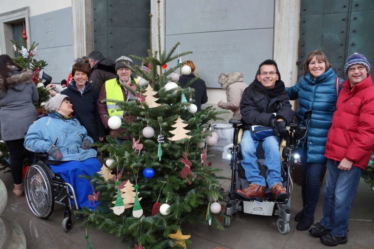 Auch das Lebenshilfe-Team schmückt wieder einen der zehn zu versteigernden Christbäume.???