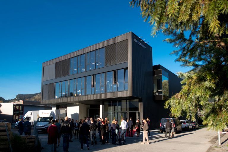 Der erst im Herbst 2019 eröffnete Firmenstammsitz in Satteins ist bereits zur Gänze voll. Investiert wird eine Million Euro. aerocompact