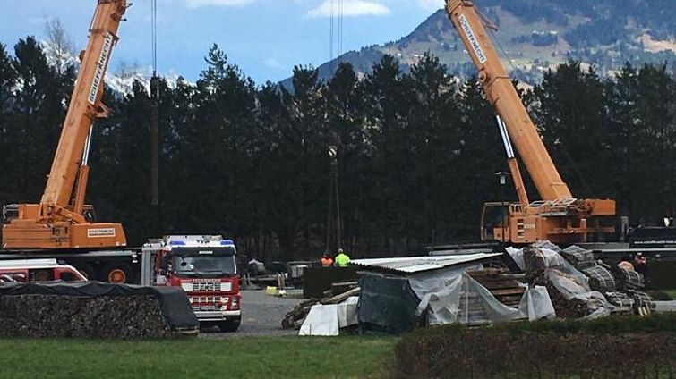 Nenzing: Beton-Laster nach Ausweichmanöver umgekippt