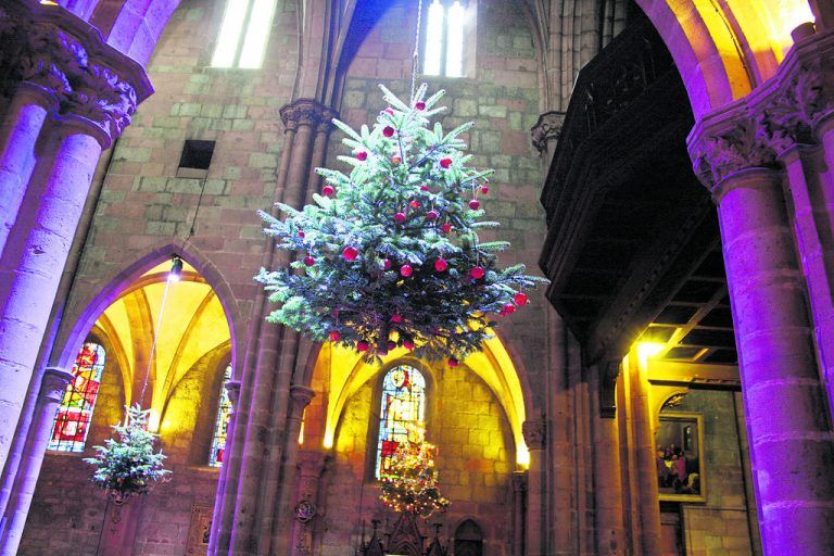 In der Kirche St. Georg in Sélestat gibt es eine Ausstellung zur Geschichte des Christbaumes. Ville de Sélestat