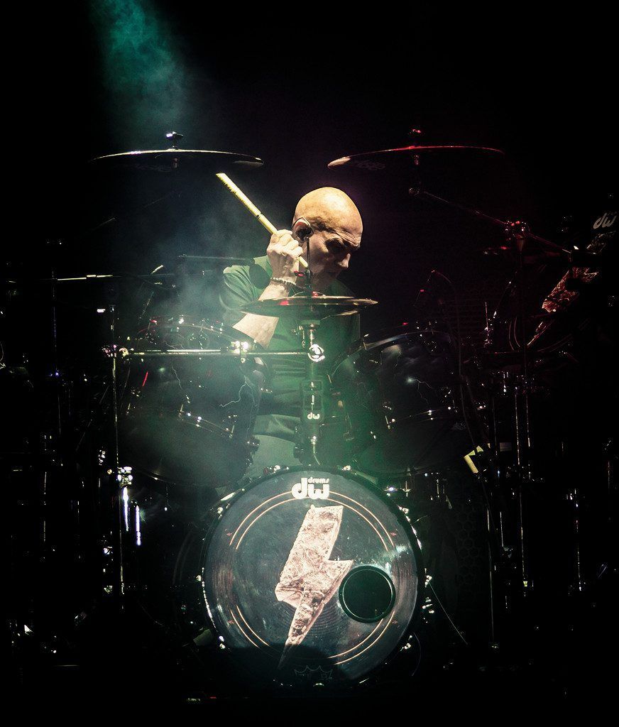 Drummerlegende Chris Slade heizt ein