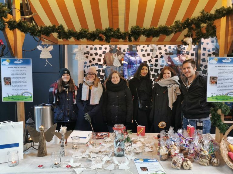 Um Lina, die seit der Geburt mit schweren Krankheiten kämpft, zu unterstützen, haben die Lehrlinge von Carcoustics Kekse gebacken und verkauft. Auch weitere Mitarbeiter haben Köstlichkeiten beigesteuert. Ergebnis: 3500-Euro-Spende. FA