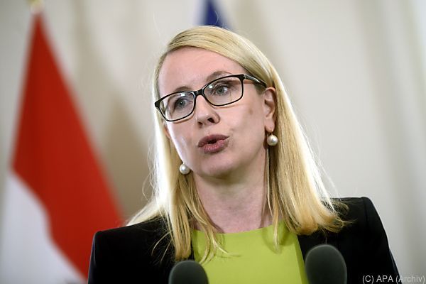 Schramböck plant Berufsschulklassen für Erwachsene