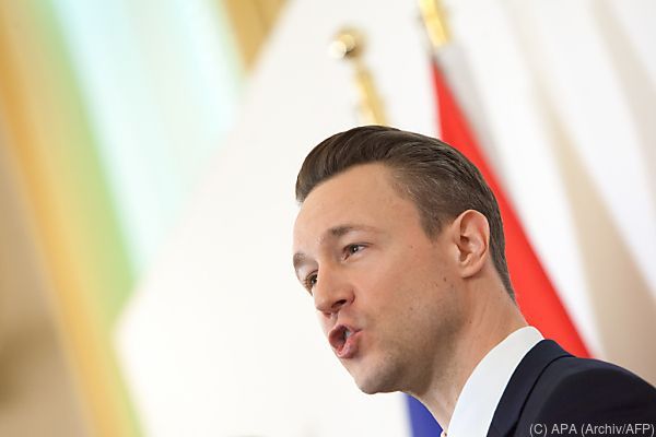 Blümel kritisiert EZB-Niedrigzinspolitik