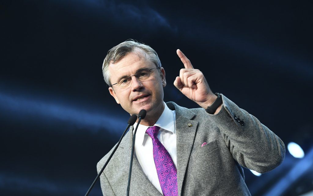 Kritik an Hofer nach Selfie mit Identitärem