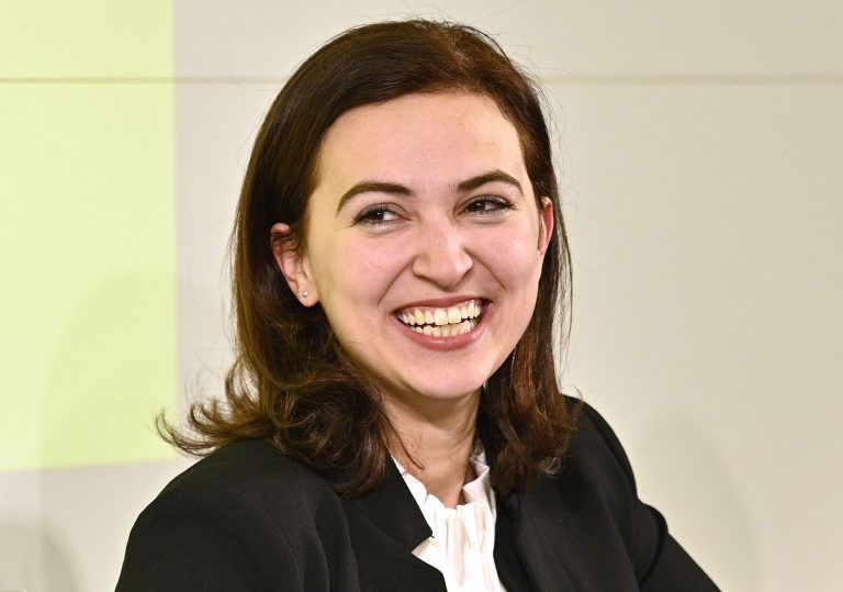  Mit <strong>Alma Zadić </strong>wird das Justizministerium erstmals seit  2013 wieder von einer Politikerin besetzt werden. Zadić ist erst im  Sommer von Peter Pilz zu den Grünen gewechselt. <span class="copyright"> apa</span>
