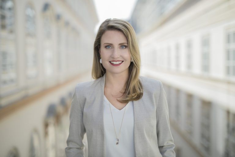  Kurz-Vertraute <a href="https://www.derstandard.at/story/2000112784921/susanne-raab-integrationsministerin-mit-stringenter-linie"><strong>Susanne Raab</strong></a> soll das Integrationsministerium, das neu geschaffen wird, übernehmen. Bei ihr  werden auch die Frauenagenden landen. Die 34-jährige Oberösterreicherin  ist derzeit Leiterin der Integrationssektion im Außenministerium und ist  die jüngste Sektionschefin. <span class="copyright">APA/ARMIN MURATOVIC</span> 