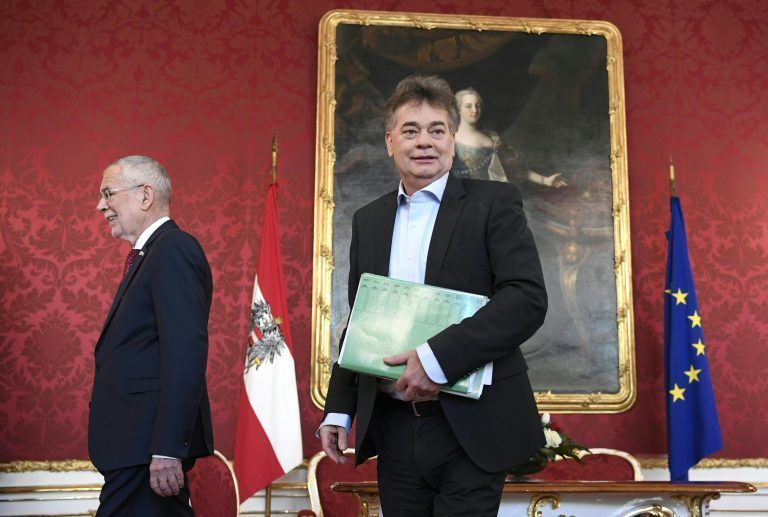 <span class="copyright">apa</span> Grünenchef<strong> Werner Kogler </strong>übernimmt das Vizekanzleramt. Er ist für die Agenden Kunst und Kultur, Sport und Beamte zuständig. In diesen Bereichen wird ihm Ulrike Lunacek als Staatssekretärin zur Seite stehen. 