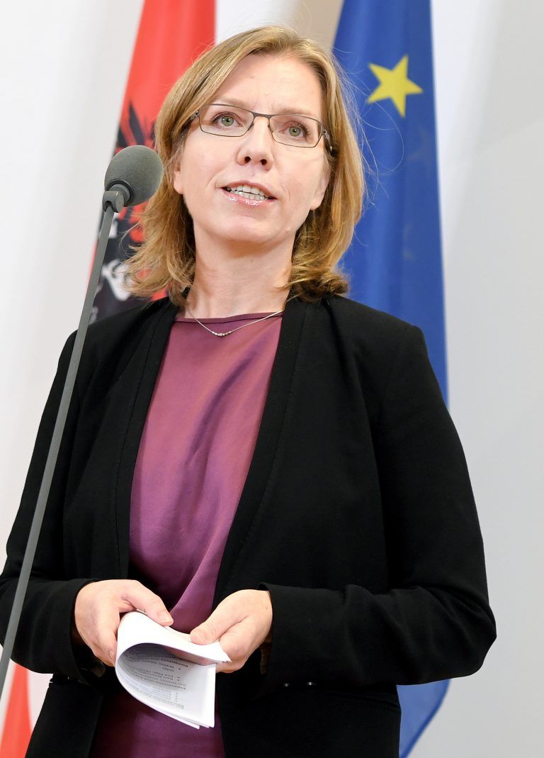 Umwelt, Infrastruktur, Energie, Technologie und Innovation werden in einem Ressort vereint sein, von wo  Maßnahmen gegen den Klimawandel koordiniert werden sollen.  Als Ressortchefin steht <strong>Leonore Gewessler</strong> fest, die  Grünen bestätigten ihre Nominierung am Montag. Die  Politikwissenschafterin und Umweltaktivistin war Geschäftsführerin bei  Global 2000, ehe sie für die Grünen auf dem zweiten Listenplatz  kandidierte. APA