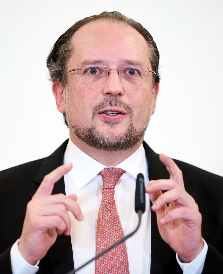  <strong>Alexander Schallenberg,</strong>  aktueller Minister der Regierung Bierlein und offiziell parteifrei,  wird seinen Job als Außenminister behalten. Die Europaagenden wandern zu Karoline  Edtstadler ins Kanzleramt. Integration wird zu einem eigenen Ministerium  aufgewertet, dem Susanne Raab vorsteht. Kunst und  Kultur kommt in grüne Hand. <span class="copyright">apa</span>