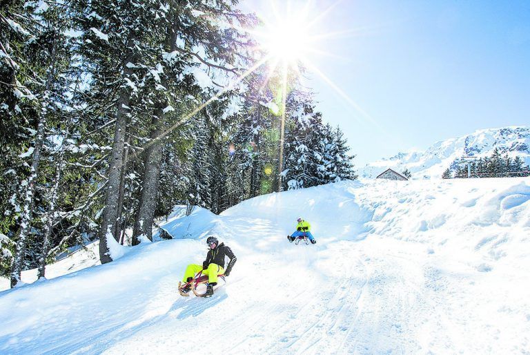 ab in den Schnee im schweizer wintersportgebiet pizol
            Klare, kühle Bergluft, eine faszinierende Weitsicht über das Rheintal sowie ein breites Wintersportangebot zeichnen den Pizol (Bad Ragaz - Wangs) aus. Breite, sanft abfallende Hänge für Genießer wechseln sich mit Abfahrten für ambitionierte Schneesportler ab. Viel Action bieten die Airboardstrecke, die Funslope auf 2200 Metern und der täglich frisch präparierte Schlittelweg. Die Freestyle-Community trifft sich im Riderpark Pizol.