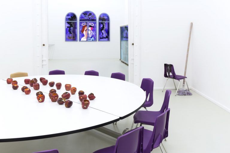 Als erste Ausstellung 2020 zeigt das Kunsthaus Bregenz Arbeiten der US-amerikanischen Künstlerin Bunny Rogers. 
              
              Columbine Cafeteria Installationsansicht Société Berlin/Uli Holz/Bunny Rogers