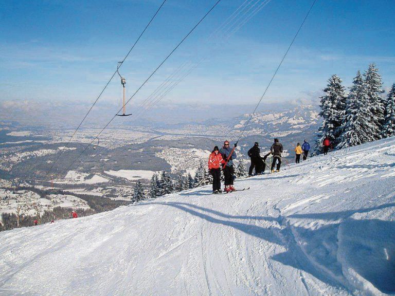 Auf die piste, fertig, los! mit 
            
              den skiliften bazora-gurtis
            Der Blick über das Rheintal bis zum Bodensee macht einen Skitag auf dem Bazorahang an klaren Wintertagen zu einem ganz besonderen Erlebnis. Das familiäre Resort bietet bei entsprechender Schneelage in einer Höhenlage von 950 bis 1400 Metern optimale Bedingungen für Anfänger und Fortgeschrittene: Der Bazorahang für Anspruchsvolle und Gurtis für Familien. In einer Kartengemeinschaft können vier Schlepplifte benützt werden.