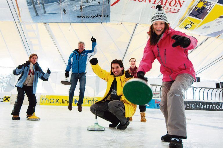 Aktivpark Montafon Im Winter verwandelt sich die Zelthalle mit ihrer überdachten Kunsteisbahn zwischen Schruns und Tschagguns in einen 1800 Quadratmeter großen Wintertraum für Eis-Flitzer und Hockey-Gladiatoren.