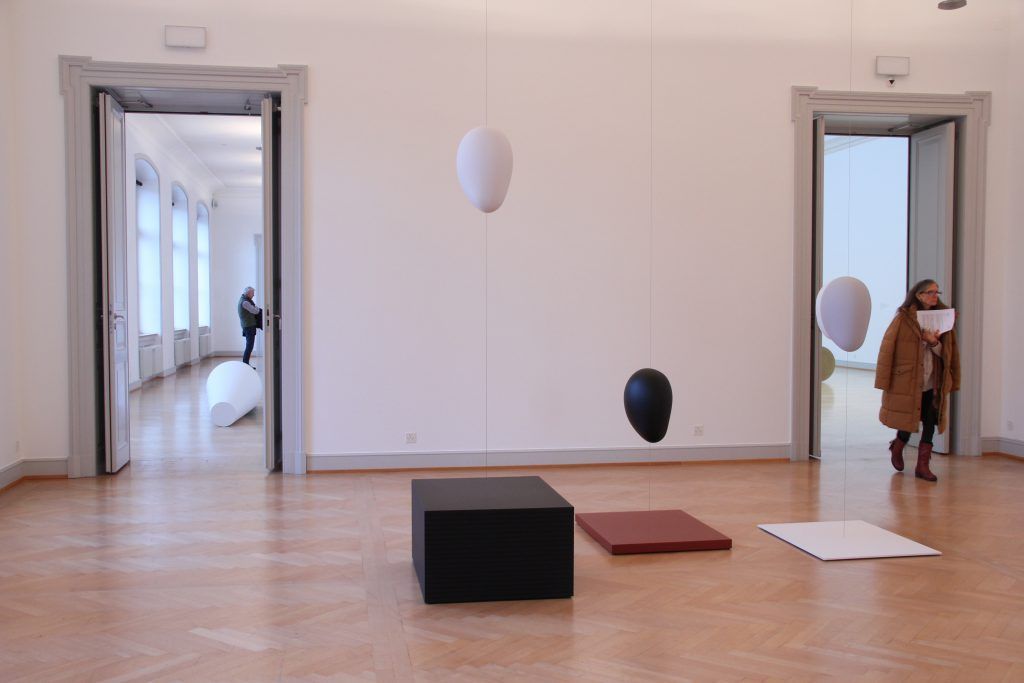 Künstlerin, die die Betrachter mit Geist und Witz fordert