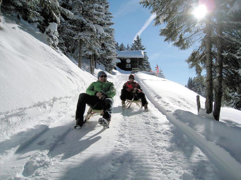 „Lebe die Freiheit!“ auf einer der hütten der Naturfreunde 
            Die Naturfreunde Vorarlberg mit ihren 13 Ortsgruppen unterhalten landesweit acht Hütten und Häuser, darunter die Bregenzerhütte am Klausberg, die Emserhütte am Fluhereck, die Feldkircherhütte über Amerlügen, das Gerachhaus am Dünserberg und das Gauertalhaus als Bio-Genusshütte. In diesen verbringen VN-Abonnenten unvergessliche Hüttentage mit der ganzen Familie – und das mit dem VN-Gutschein zum „2für1“-Preis.