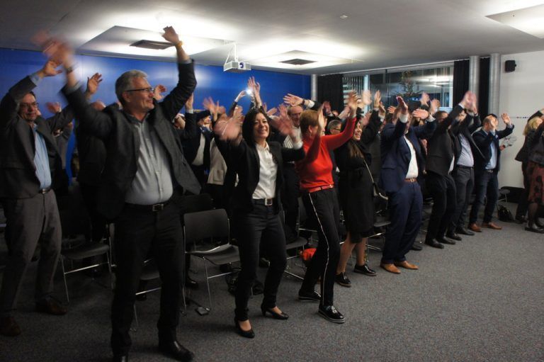 WDF Beim Neujahrsempfang des WdF (Wirtschaftsforum der Führungskräfte) konnte Landesvorsitzender Michael Walser zahlreiche Gäste begrüßen. Anschließend begeisterte der Auftritt des Wirtschaftskabarettisten Otmar Kastner. wdf