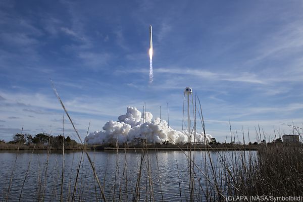 Schlepper-Satellit zieht erstmals spritleeren Satelliten mit