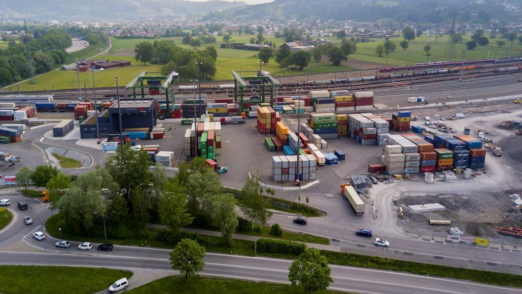 Lokführer und Disponenten stahlen aus Transportcontainern