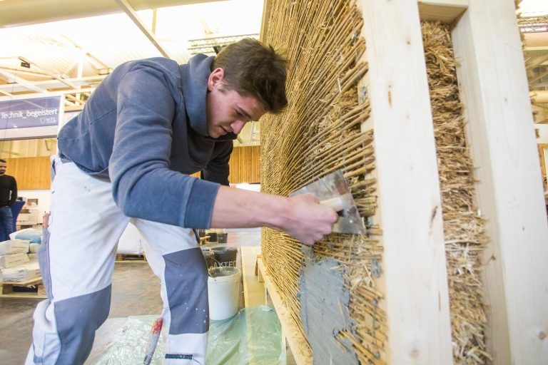 David Lerch vom gleichnamigen Dornbirner Lehmbaubetrieb führt die Vorzüge des Baustoffes vor. VN/Steurer