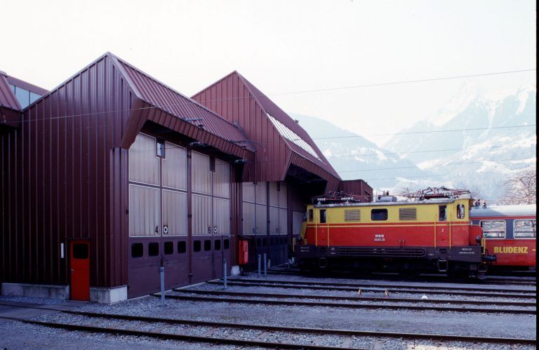 Seit Ende der 1960er Jahren erhalten die Zuggarnituren ihre charakteristische rot-gelbe Lackierung. <span class="copyright"> Ignacio Martinez, 2003 </span>