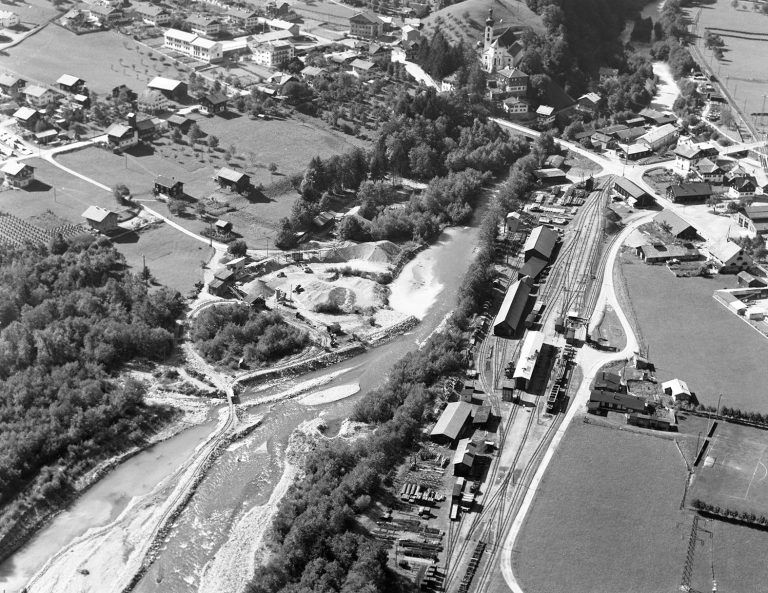 Beim Hochwasser 1910 wurde fast die Hälfte der Bahnstrecke zerstört. Von Juli 1910 bis Sept. 1911 musste ein Schienenersatzverkehr mit Pferdefuhrwerken eingerichtet werden. <span class="copyright">Ansichtskartensammlung, Vorarlberger Landesbibliothek </span>