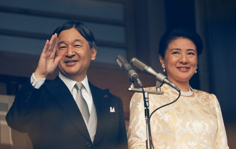 Der japanische Kaiser Naruhito (im Bild mit Ehefrau Masako) hielt seine erste Neujahrsansprache vom Balkon des Kaiserpalasts in Tokio aus. Reuters