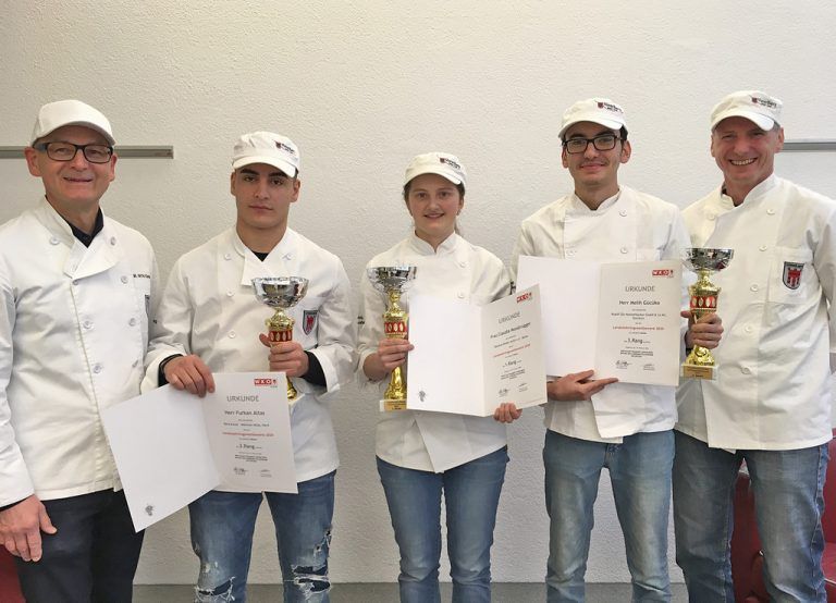Die Sieger des Wettbewerbs: Furkan Atlas, Claudia Moosbrugger und Melih Gücüko mit Innungsmeister Wolfgang Fitz und Lehrlingswart Martin Broger. wkv