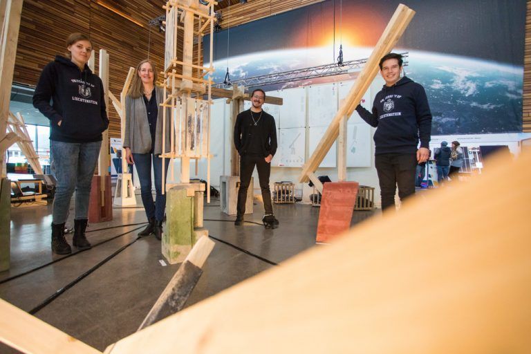 Dozentin Carmen Rist-Stadelmann und Studenten Marie Mikulóva, Carlos Uzquez und Roberto Villasenor von der Uni Liechtenstein.