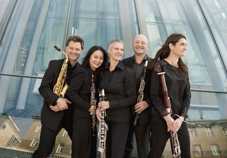 Drei Abende – drei Begräbnisse mit Philosophie, Musik und Architektur im Alten Hallenbad Feldkirch: Das Vienna Reed Quintet bildet allabendlich den passenden musikalischen Rahmen dazu.nancy horowitz