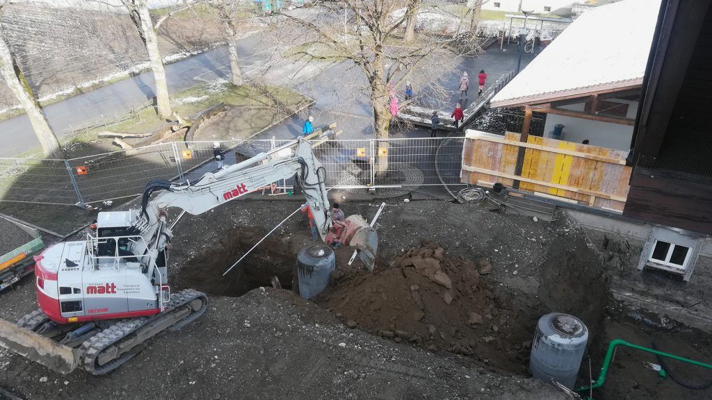 Bagger bei Volksschule Brederis aufgefahren