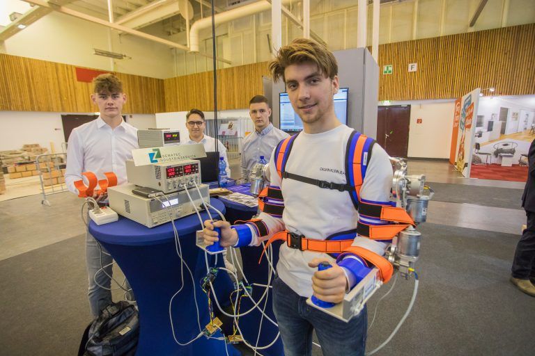 Digitalisierung und Hightech sollen, so diese HTL-Schüler in Halle 14, den Gewerken am Bau künftig die Arbeit leichter machen.  VN/Steurer