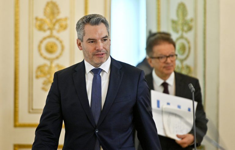 "Aktuell haben wir maximal zwölf neue Asylwerber am Tag. Das sind die geringsten Zahlen seit ewigen Zeiten", sagt Nehammer. <span class="copyright">APA</span>