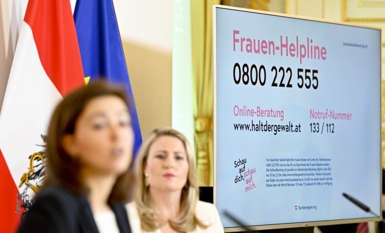 Die Ministerinnen für Justiz und Frauen propagieren die Frauen-Helpline. In Vorarlberg werden die Kapazitäten aufgestockt. <span class="copyright">APA</span>