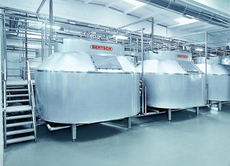 Ein Blick in die usbekische Vorzeigekäserei zeigt die sogenannten Käsefertiger aus der Bertsch-Produktion. FA