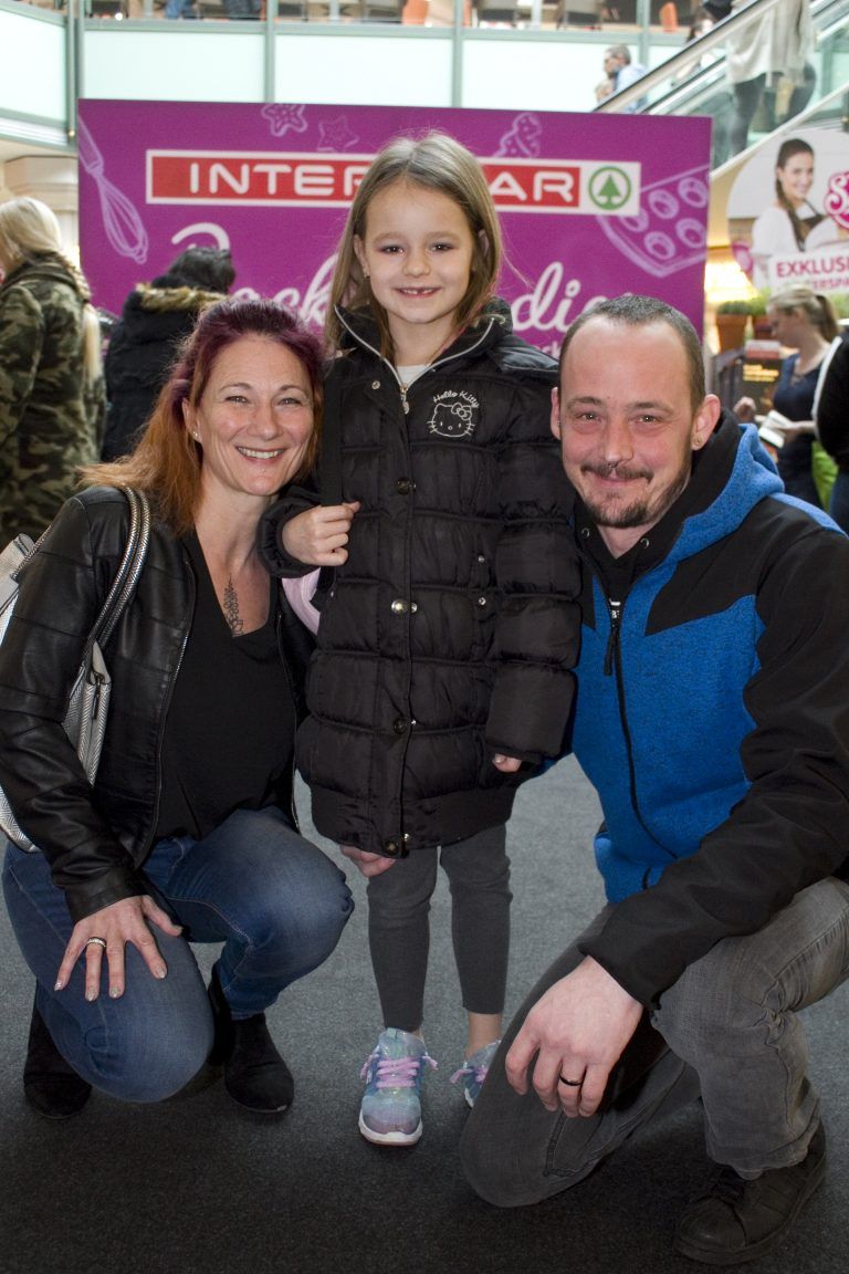 Eva (l.), Celine und Thomas Lenz warteten geduldig.