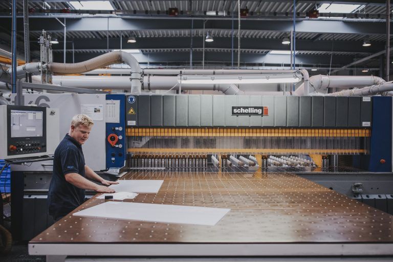 Faigle bearbeitet Acrylglasplatten individuell auf Kundenwunsch. faigle/Lamprecht