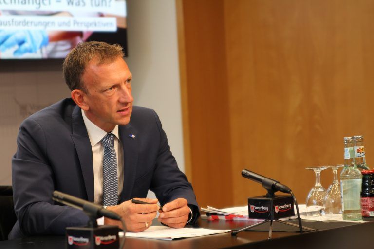 AMS-Geschäftsführer Bernhard Bereuter steht heute auf VN.at Rede und Antwort. VN/Rauch