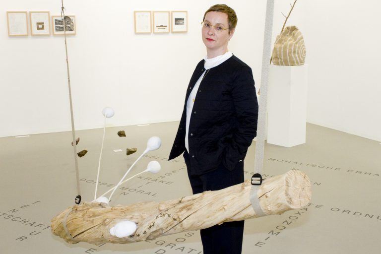 Künstlerin Judith Saupper inmitten ihrer Werke. Franc