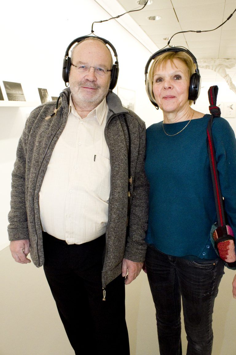 Künstlerinnengedanken über Kopfhörer für Klaus und Ines Wurzinger.