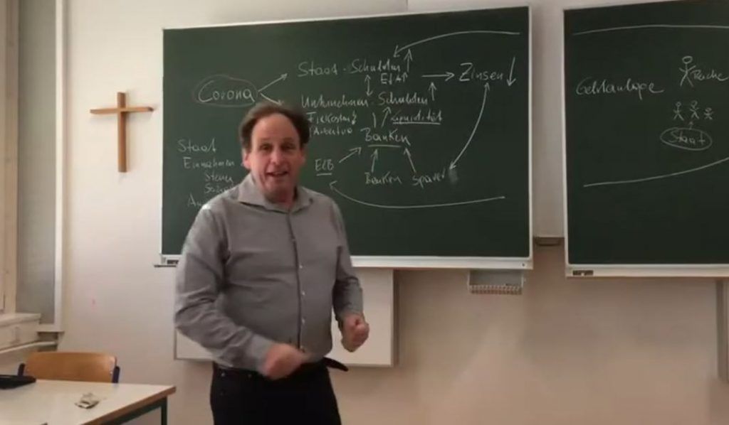 Der Herr Direktor wendet sich per Videounterricht an seine Schüler