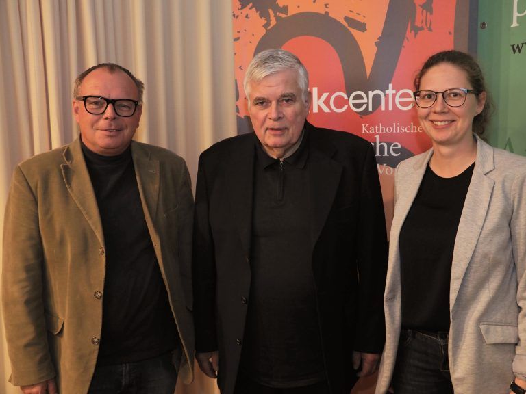 Nahostexperte Ulrich Tilgner (M.) mit Moderator Thomas Matt und Organisatorin Martina Winder (Ethikcenter) im Kolpinghaus. sie