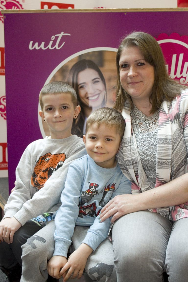 Tyler (l.) und Romeo mit Mutter Susi Gheorghe.