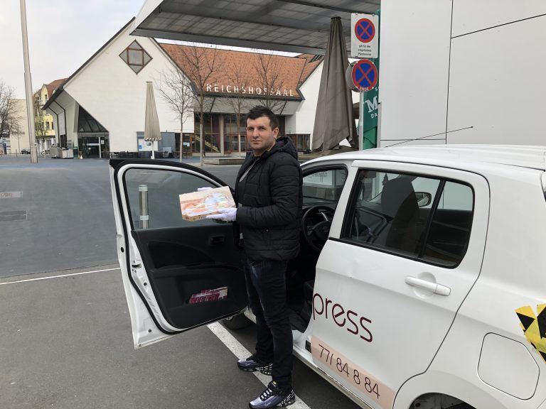 Sasa Todorovic stellt in Lustenau Pizzas und ein bisschen Freude zu. VN/Hämmerle