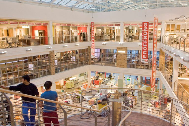 Bei XXXLutz sind die Mitarbeiter in Teilzeit. Onlinehandel funktioniert. FA