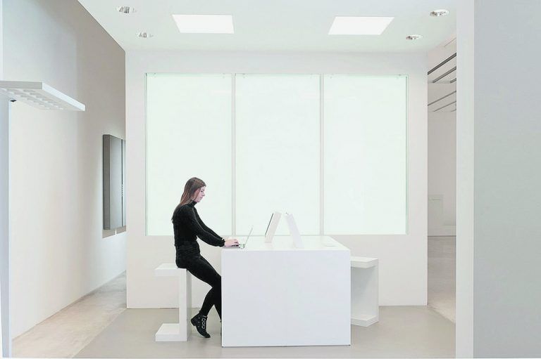 Datenübertragung mittels Licht: Zusammen mit pureLiFi testet die Zumtobel Group die neueste Drahtlostechnologie Li-Fi (Light Fide-lity). Damit können das enorme Frequenzspektrum von sichtbarem Licht genutzt und mittels LED-Leuchten große Datenmengen übertragen werden.