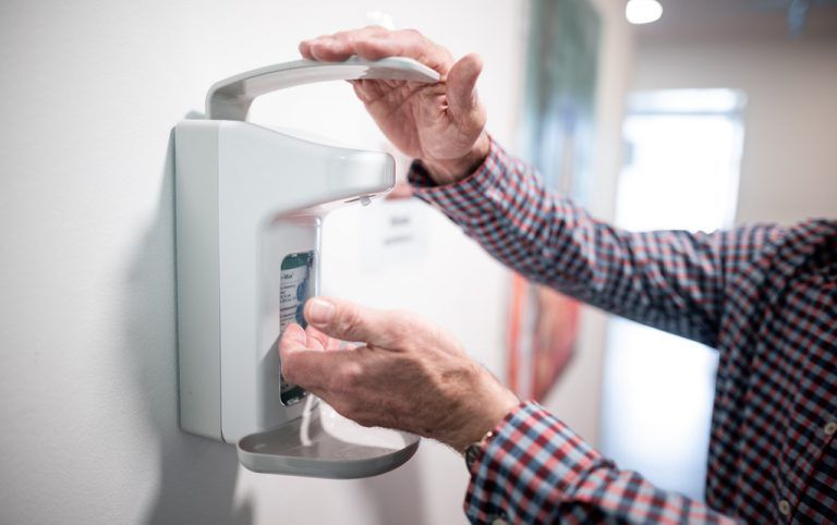 Desinfektionsmittel sind derzeit echte Mangelware. APA