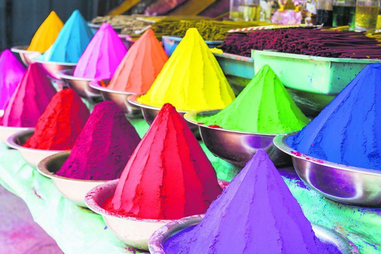 Die Pulver in allen Farben verwenden die Inder für das Holi Fest im Frühling.