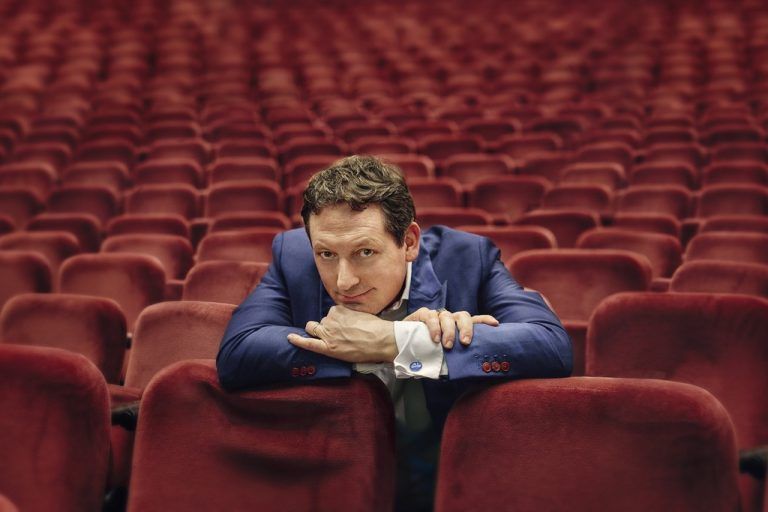 Dr. Eckart von Hirschhausen bürstet die Erfolgsversprechen unserer Zeit humorvoll gegen den Strich.     Tim Ilskens